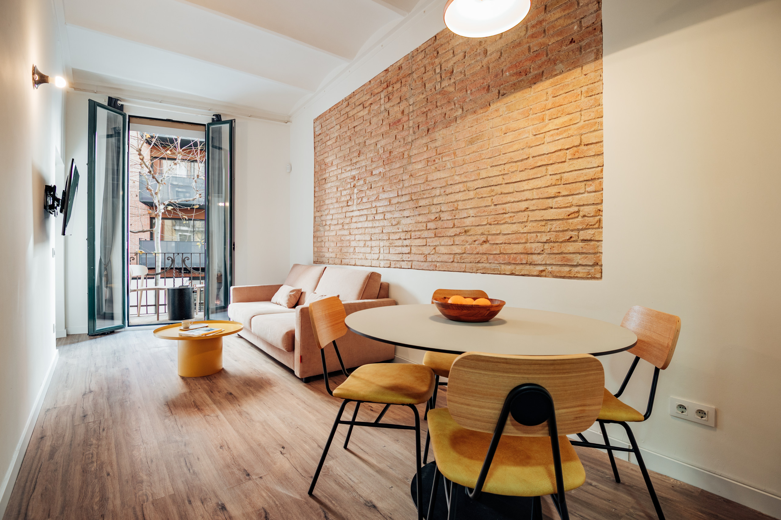 Design | 2-Bedroom Apartment — L'Hospitalet de Llobregat, Catalunya — vacation rental